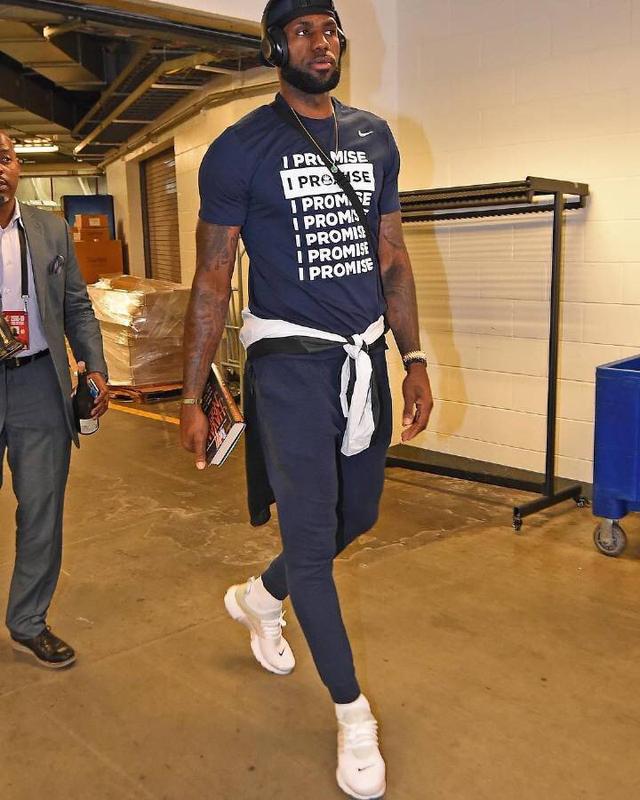 湖人逆转勇士詹姆斯狂砍34分（詹姆斯34分领衔湖人逆转击败勇士）