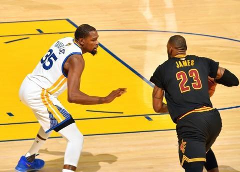 队记：鹈鹕不会贱卖锡安 涉及他的交易很复杂 更可能等到明年夏天（队记：鹈鹕不会低价出手锡安，相关交易复杂，更可能等到明夏）