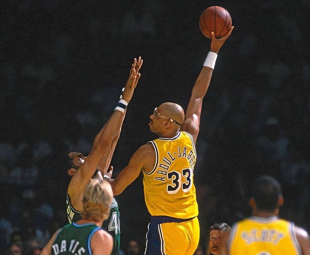 惊险战平副班长，拜仁本赛季主场全胜战绩被终结（拜仁惊险平副班长，主场全胜纪录止步）