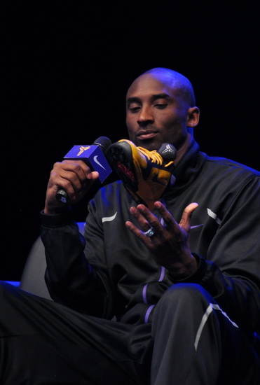 李弘权半场神勇表现，8中7砍下18分，三分球5中4（李弘权半场爆发，投篮8投7中轰下18分，三分5投4中）