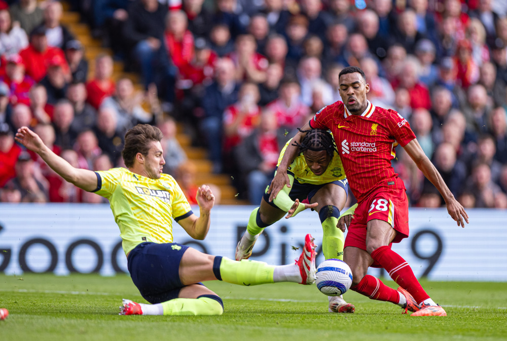 贝纳蒂亚：除了德布劳内，夏窗我们还联系过韦斯利-福法纳（贝纳蒂亚：夏窗除德布劳内外，我们也曾接触韦斯利-福法纳）