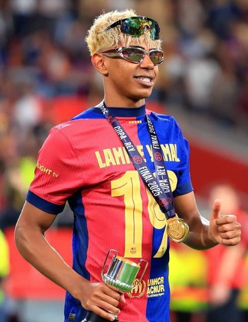 孔帕尼：凯恩和对手的手臂位置几乎一样，这种情况不该判点球（孔帕尼质疑判罚：凯恩与对手手臂位置几乎一致，不应判点球）