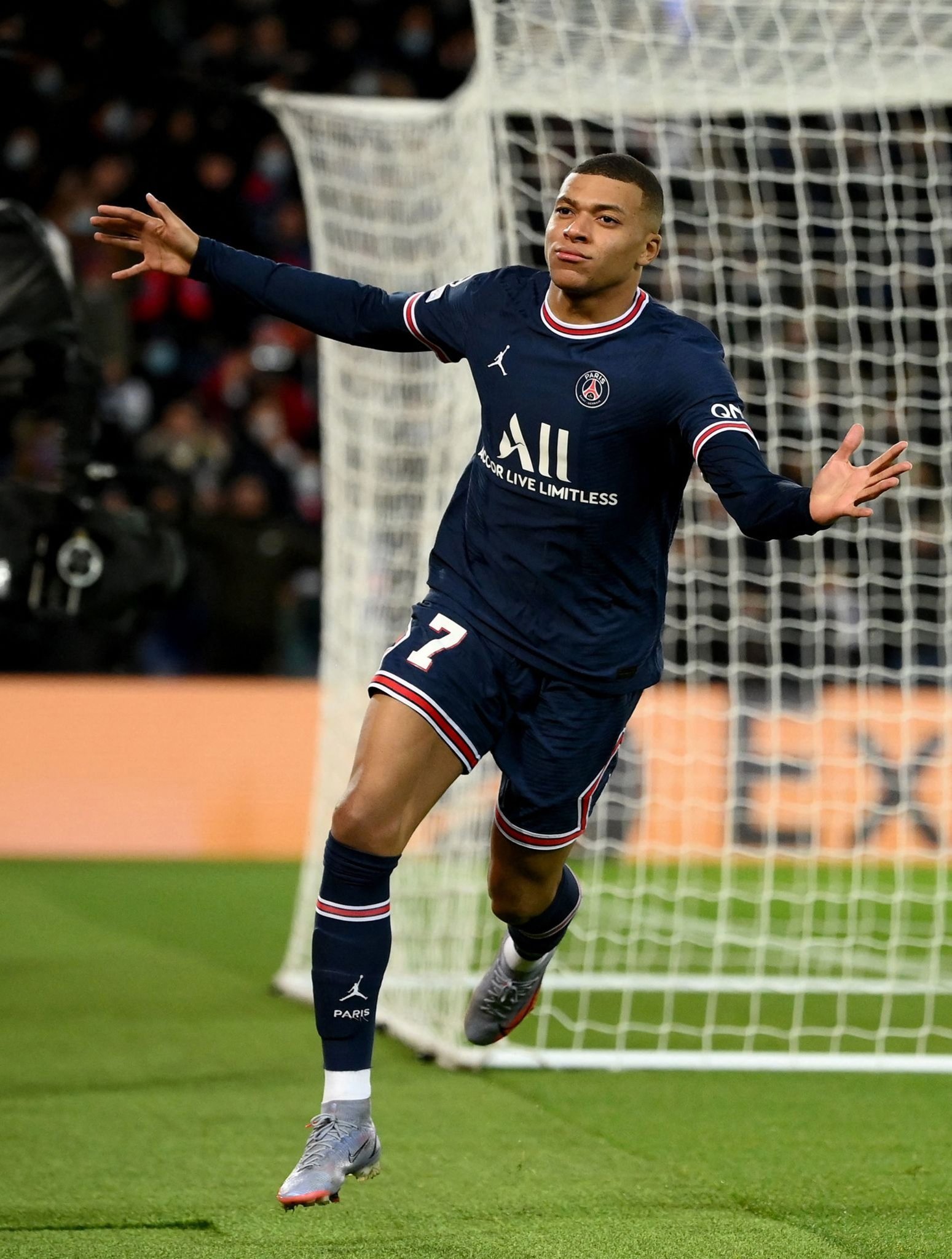 前锋突破射门命中率持续上升（前锋突破射门成功率稳步提升）