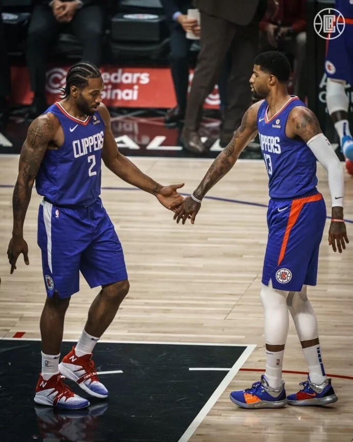 篮球勇士球星连中五记三分引全场欢呼（勇士球星连续命中五个三分引爆全场欢呼）