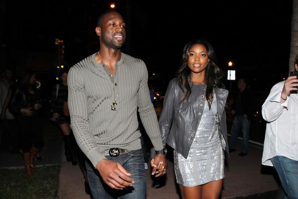 詹姆斯关键时刻连拿10分创赛季新高，头戴皇冠引球迷欢呼模仿（詹姆斯关键时刻连得10分刷新赛季新高，戴皇冠庆祝点燃球迷模仿热潮）