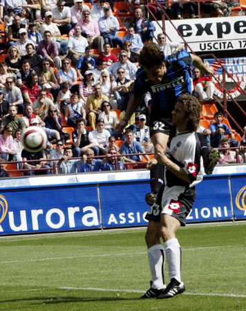 切尔西后腰身体素质远超德罗巴，穆里尼奥夸他一天能踢两场英超（穆帅盛赞蓝军后腰体能逆天：一天能连踢两场英超，强过德罗巴）