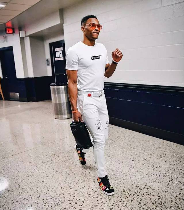 高效对决！马威10中9拿20分，艾顿11中10砍20分13板（效率拉满！马威10投9中砍20分，艾顿11投10中拿20分13篮板）