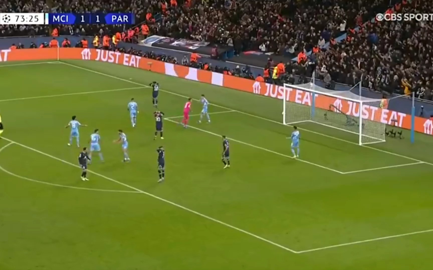 唐斯半场表现抢眼，7中4贡献10分9板（唐斯半场火力十足，7投4中砍下10分9篮板）