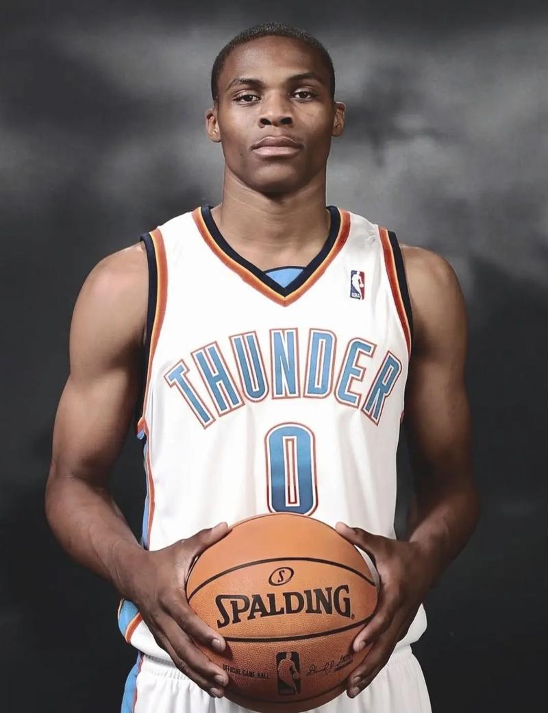 欧冠决赛用球谍照：包含白+深紫，灵感来自举办城市布达佩斯（欧冠决赛用球曝光：白与深紫配色，灵感源于举办地布达佩斯）